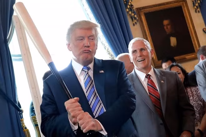 Phó Tổng thống Michael R. Pence (Mike Pence) được Tổng thống Donald Trump rất quý trọng và đánh giá cao bởi những thành công ông này đạt được khi làm Thống đốc bang Indiana. Ông Mike Pence phát biểu trong lễ nhậm chức ngày 20-1 rằng, ông sẽ sát cánh với nhân dân Mỹ và cùng Tổng thống làm cho nước Mỹ vĩ đại trở lại. Ảnh: Reuters.