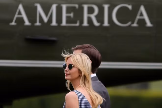 Không có gì lạ lẫm khi Ivanka Trump là một trong những cánh tay đắc lực của Chính quyền Tổng thống Donald Trump. Cô vừa là con gái, vừa giữ chức Cố vấn cao cấp Nhà Trắng. Trong quá trình ông Trump tranh cử, cô đã góp phần cứu vãn hình ảnh của cha mình trước công chúng rất nhiều lần. Ảnh: Reuters.