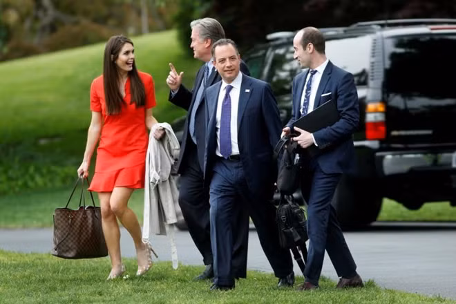Hope Hicks (váy đỏ) góp công lớn đưa tới chiến thắng của Donald Trump trong cuộc bầu cử tổng thống và trở thành Giám đốc truyền thông chiến lược ở Nhà Trắng khi mới 28 tuổi. Ảnh: Reuters.