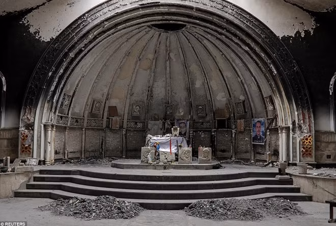 Khung cảnh hoang tàn của một nhà thờ tại thị trấn Qaraqosh ở Mosul hôm 11-4.