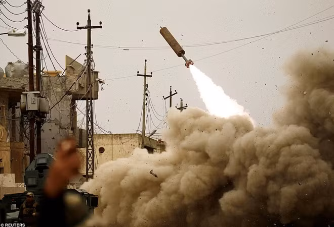 Đơn vị phản ứng nhanh Iraq bắn 1 quả tên lửa về phía các tay súng IS trong trận chiến tại Mosul ngày 11-3.