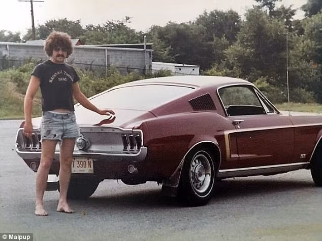 Có vẻ như những năm 1970s và 1980s, các ông bố rất chuộng để ria mép