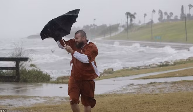 Thống đốc bang Texas Greg Abbott cho hay, những đợt sóng dồn dập cao tới hơn 4m và cuồng phong sẽ còn kéo dài và đề nghị người dân ở yên trong nhà.
