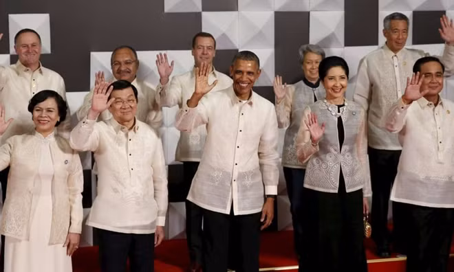 Đây là trang phục truyền thống của Philippines trong năm APEC 2015. "Các vị lãnh đạo sẽ cảm nhận được sự thoải mái và thân thiện bởi những chiếc sơ mi barong tagalog được dệt bằng lụa và sợi của cây dứa", nhà thiết kế Philippines Paul Cabral chia sẻ. Ảnh: Getty