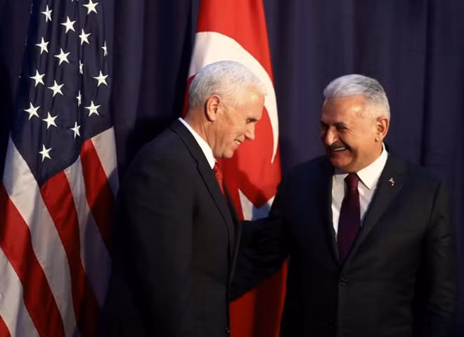 Phó Tổng thống Mỹ Mike Pence và Thủ tướng Thổ Nhĩ Kỳ Binali Yildirim. Ảnh: Reuters