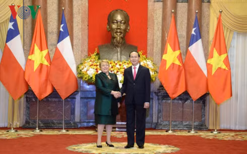 Hai lãnh đạo chụp ảnh lưu niệm. Nguồn: VOV