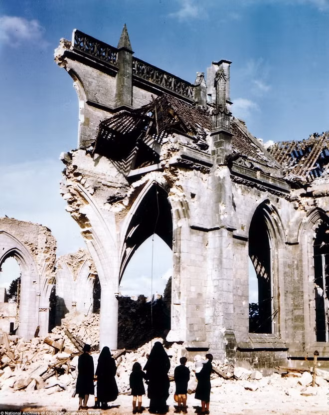 Nhà thờ Saint Malo bị phá hủy sau các cuộc không kích của Mỹ nhằm vào lực lượng Đức Quốc Xã.