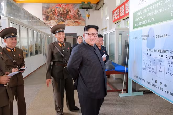 Chủ tịch Kim Jong-un trong chuyến thăm Viện vật liệu hóa học thuộc Học viện Khoa học Quốc phòng tại Bình Nhưỡng ngày 23-8. Ảnh: KCNA/Reuters.