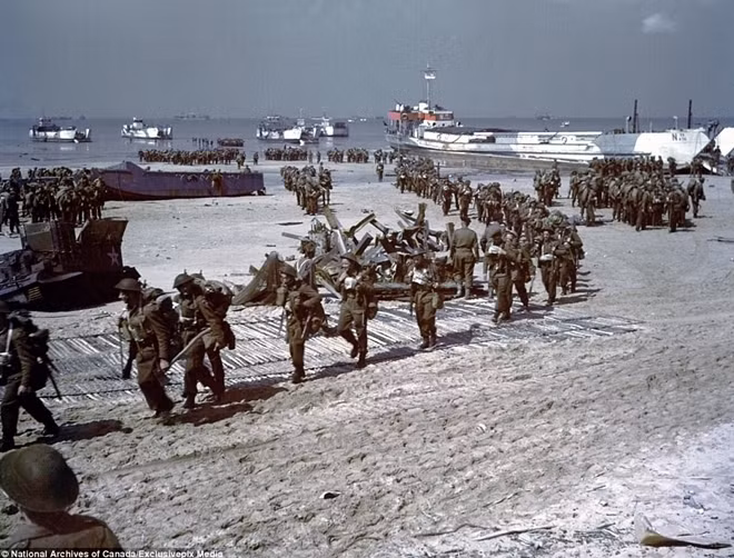 Lính bộ binh Canada đổ bộ xuống bờ biển Normandy cùng hàng loạt xe bọc thép.