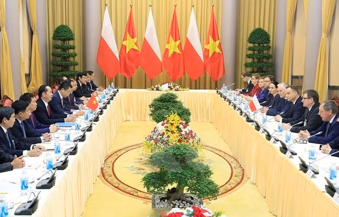 Hai bên tiến hành hội đàm