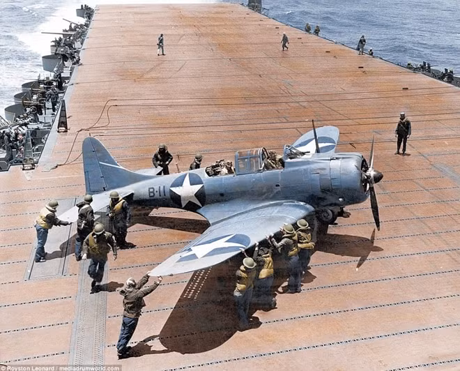 Một chiếc máy bay thả bom B11 đang chuẩn bị cất cánh trên boong tàu sân ban USS Hornet năm 1942.