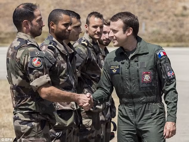 Tổng thống Macron bắt tay binh sĩ Pháp. Ảnh: EPA.