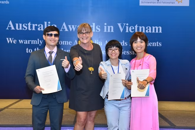 Bà Karen Layon - Tổng lãnh sự Australia tại thành phố Hồ Chí Minh trao học bổng cho 3 sinh viên khuyết tật của Việt Nam.