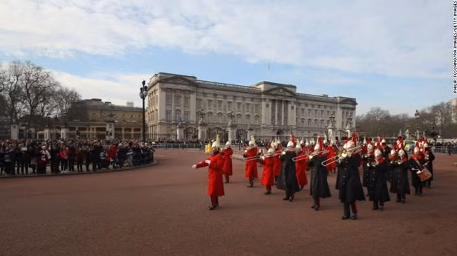 Đội nghi lễ bên ngoài cung điện Buckingham