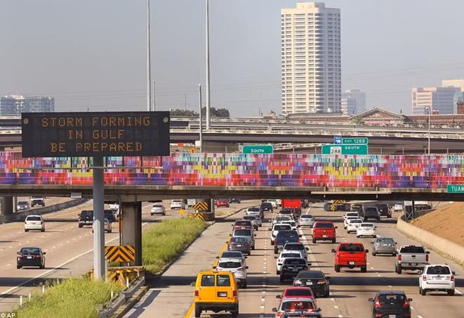 Một biển báo lớn tại Texas nhắc nhở người dân chuẩn bị ứng phó với cơn bão thế kỷ.