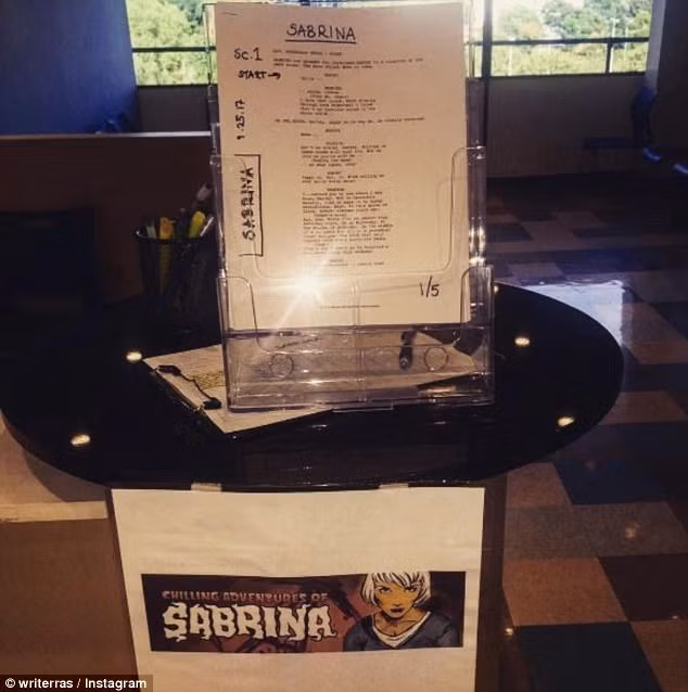 Hình ảnh mà nhà biên kịch Roberto Aguirre-Sacasa đăng tải trên Instagram. Hình ảnh mà nhà biên kịch Roberto Aguirre-Sacasa đăng tải trên Instagram.