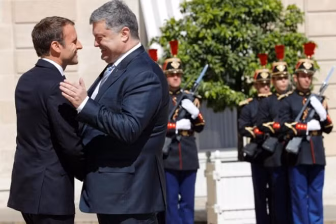 Ông Poroshenko cảm thấy lạc quan về vấn đề Ukraine sau khi gặp Tổng thống Pháp Emmanuel Macron. Ảnh: Reuters.
