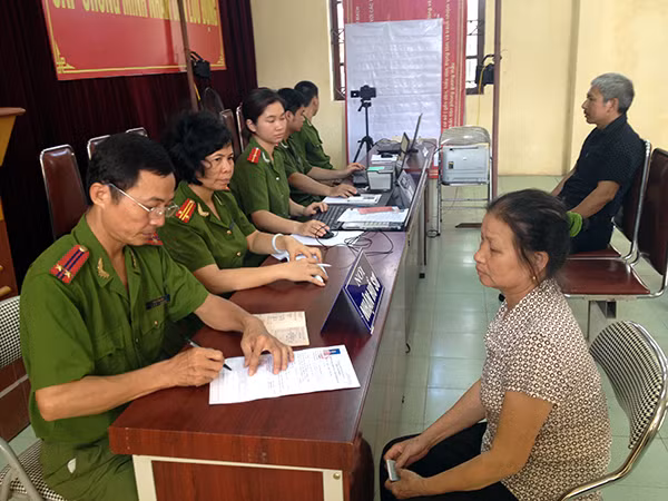 Lực lượng Công an tiến hành làm thủ tục cấp, đổi CMND. Lực lượng Công an tiến hành làm thủ tục cấp, đổi CMND.
