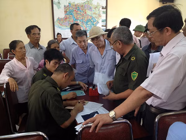 Đông đảo người dân có mặt từ sáng chờ đăng ký hồ sơ. Đông đảo người dân có mặt từ sáng chờ đăng ký hồ sơ.