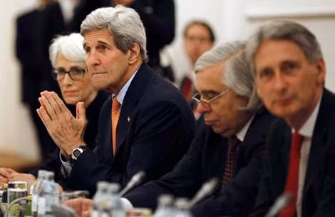 Ngoại trưởng Mỹ John Kerry và Ngoại trưởng các nước tại cuộc họp ở Vienna hôm 7/7. Ảnh: Reuters.