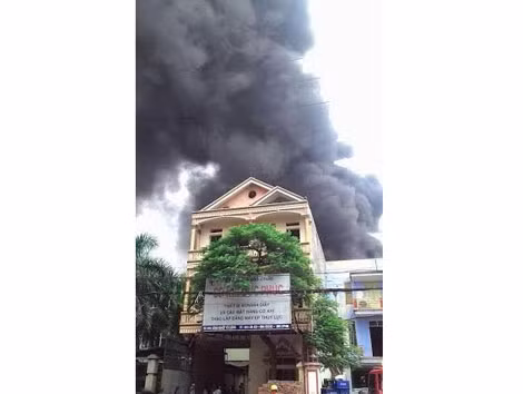 Cột khói đen cao ngút trời.