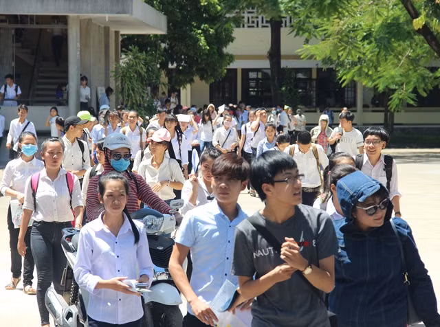Thí sinh tham dự kỳ thi THPT quốc gia tại điểm thi trường ĐH Sư phạm Huế sau khi hoàn thành bài thi môn Toán. Thí sinh tham dự kỳ thi THPT quốc gia tại điểm thi trường ĐH Sư phạm Huế sau khi hoàn thành bài thi môn Toán.