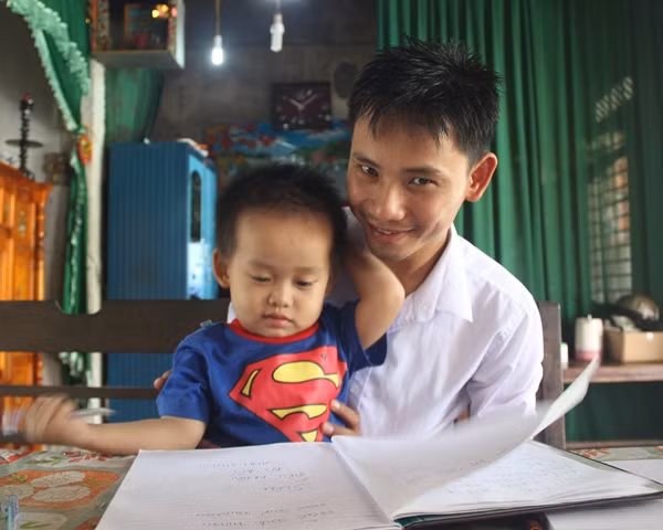 Chỉ mới 3 tuổi nhưng cháu Thịnh đã đọc được chữ khiến nhiều người ngạc nhiên. Chỉ mới 3 tuổi nhưng cháu Thịnh đã đọc được chữ khiến nhiều người ngạc nhiên.
