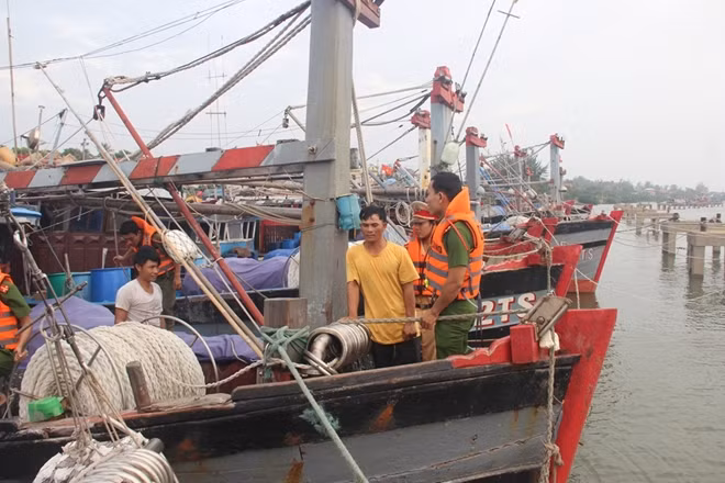 Lực lượng CAND vận động người dân không nên chủ quan trước cơn bão số 7-Sakira.