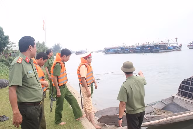 Công an huyện Phú Vang và Công an xã Phú Thuận triển khai phương án PCLB tại cơ sở trước cơn bão số 7.