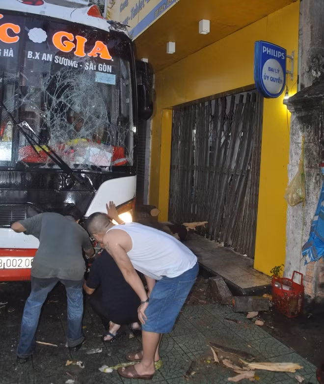 Xe khách mất lái đâm vào nhà dân khiến hành khách đi trên xe hoảng loạn.