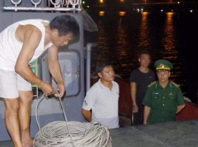 Tàu LP26 chở than cám trái phép bị lực lượng BĐBP Thừa Thiên- Huế bắt giữ.