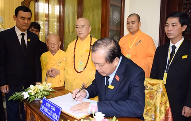 Phó Thủ tướng Thường trực Trương Hòa Bình ghi sổ tang sau lễ viếng.