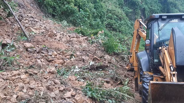 Huy động máy móc để khắc phục sạt lở trên tuyến đường Hồ Chí Minh. Huy động máy móc để khắc phục sạt lở trên tuyến đường Hồ Chí Minh.