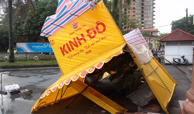 Một điểm bán bán trung thu cạnh Bưu điện tỉnh Thừa Thiên- Huế, đường Hoàng Hoa Thám, TP Huế bị gió thổi bay.