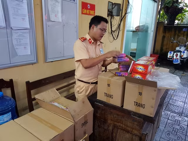 Số pháo điện được CSGT Công an tỉnh Thừa Thiên- Huế phát hiện trên xe khách BKS: 60B- 015.97. Số pháo điện được CSGT Công an tỉnh Thừa Thiên- Huế phát hiện trên xe khách BKS: 60B- 015.97.