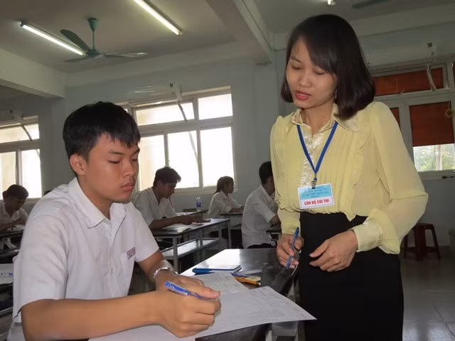 Hướng dẫn thí sinh điền thông tin đầy đủ vào giấy thi. Hướng dẫn thí sinh điền thông tin đầy đủ vào giấy thi.
