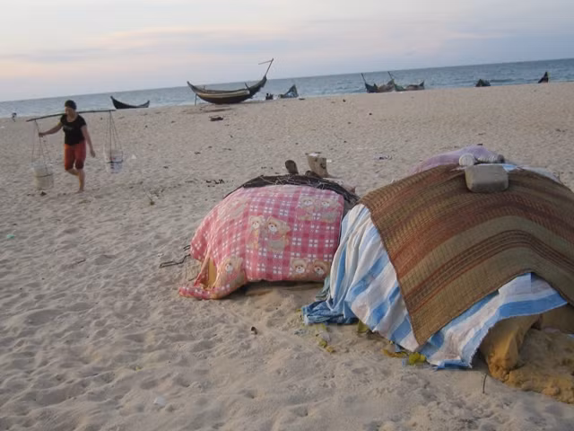 Thúng, thuyền của ngư dân Quảng Trị "đắp chiếu" vì không thể ra khơi sau sự cố môi trường biển.