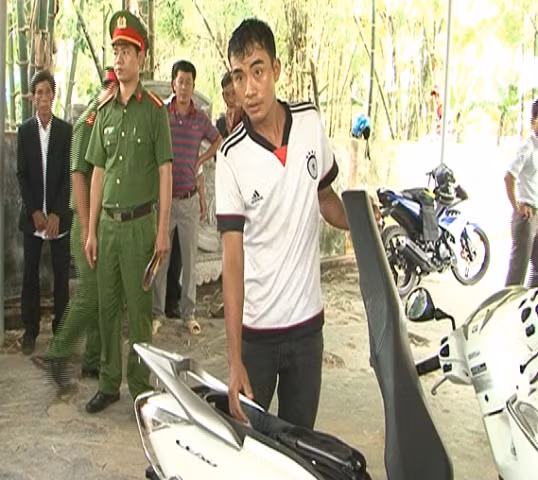 Công an huyện Phú Vang thực nghiệm hiện trường vụ trộm do Bốn gây ra.