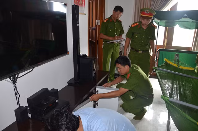 Cơ quan Công an khám xét nhà riêng đối tượng Phương.