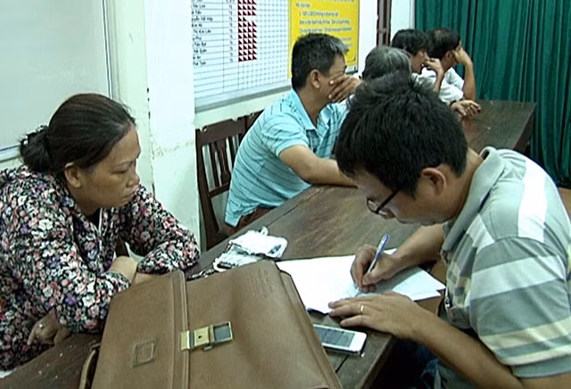 Công an TP Huế lấy lời khai các đối tượng liên quan.