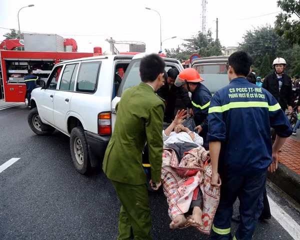 Đưa nạn nhân đi cấp cứu.