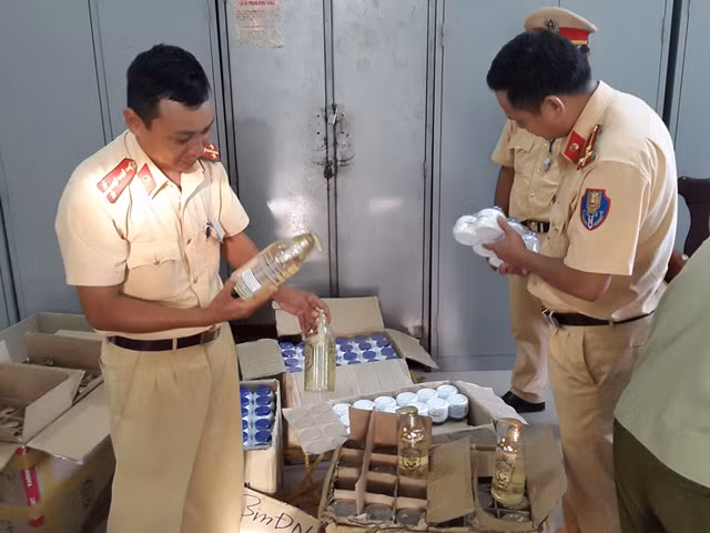 Số mỹ phẩm lậu được CSGT Công an tỉnh Thừa Thiên- Huế phát hiện trên xe khách BKS: 43B- 000.48.