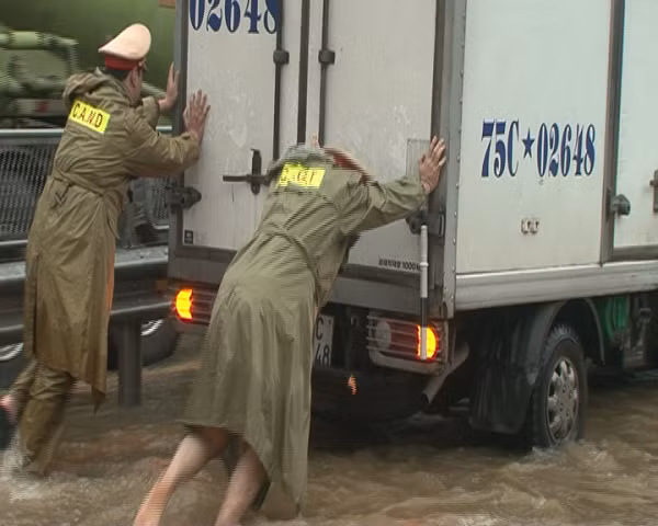 Và phụ tài xế đẩy xe tải. Và phụ tài xế đẩy xe tải.
