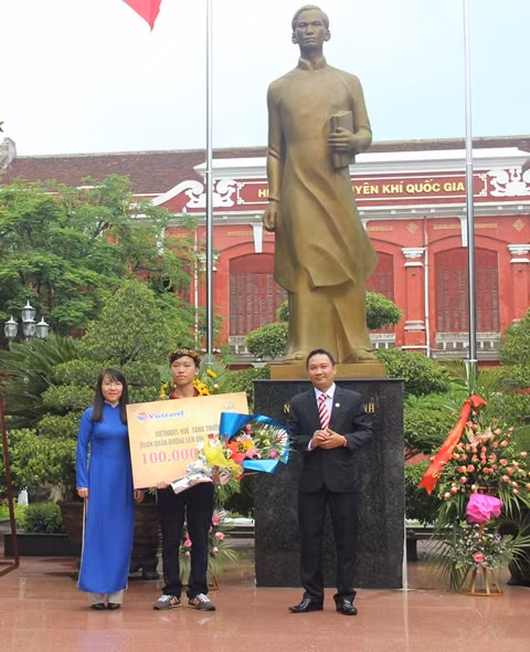 Công ty Vietravel Huế trao thưởng 100 triệu đồng cho em Chương.