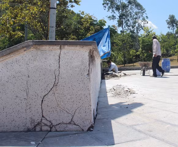 Cùng một số điểm xuống cấp khác tại các công trình trong khuôn viên khu di tích.