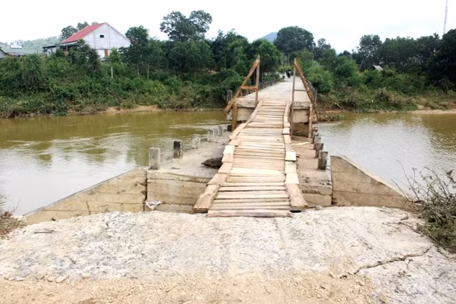 Cầu tạm A Sáp ở xã Đông Sơn bắc qua sông A Sáp không có lan can bảo vệ 2 bên cầu.