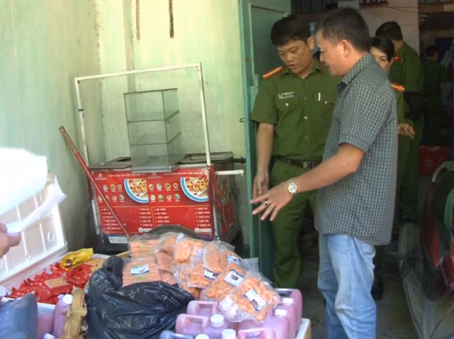 Nhiều hàng hóa không đảm bảo VSATTP được lực lượng CSMT Công an TP Huế phát hiện. Nhiều hàng hóa không đảm bảo VSATTP được lực lượng CSMT Công an TP Huế phát hiện.