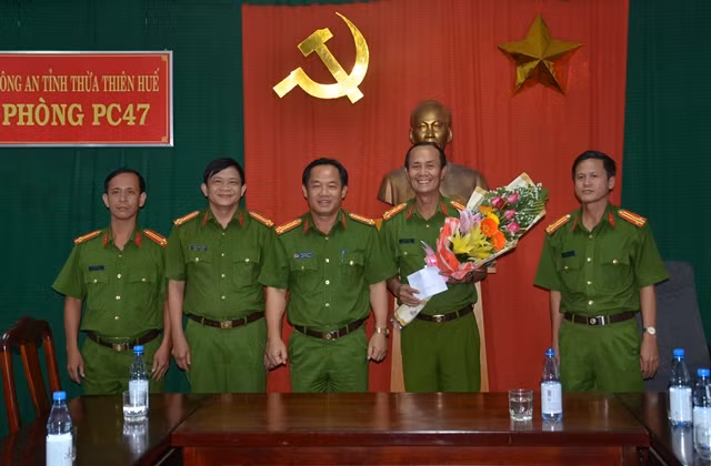 Đại tá Đặng Ngọc Sơn, Phó Giám đốc Công an tỉnh Thừa Thiên- Huế khen thưởng Phòng PC47.