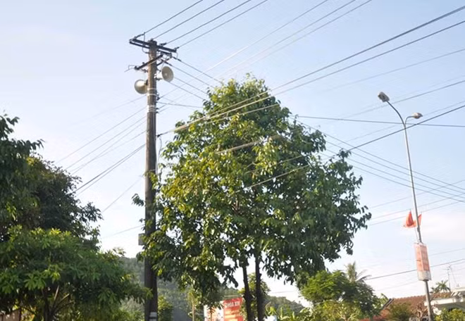 Hệ thống loa truyền thanh vô tuyến tại trung tâm huyện Phú Lộc (tỉnh Thừa Thiên- Huế) bị nhiễu sóng tiếng Trung Quốc.
