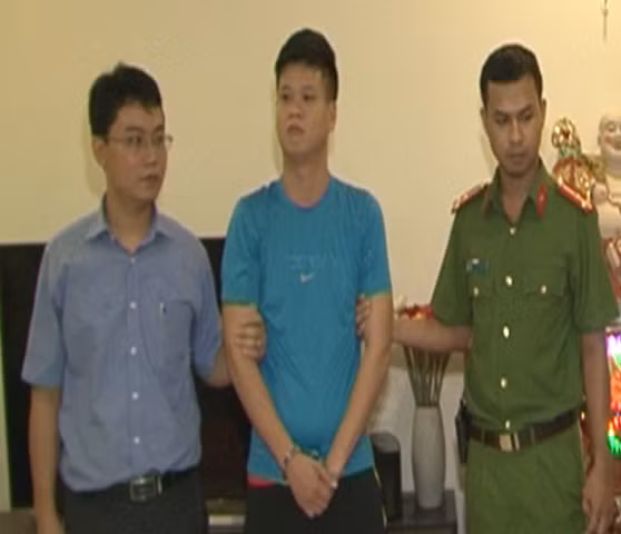 Công an tỉnh Thừa Thiên- Huế tiến hành bắt giữ Hồ Công Nhật Quang. Công an tỉnh Thừa Thiên- Huế tiến hành bắt giữ Hồ Công Nhật Quang.